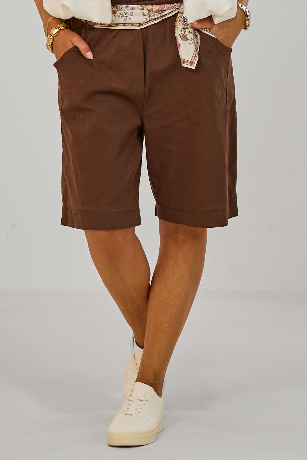 Shorts mit geblümtem Stoffgürtel, braun