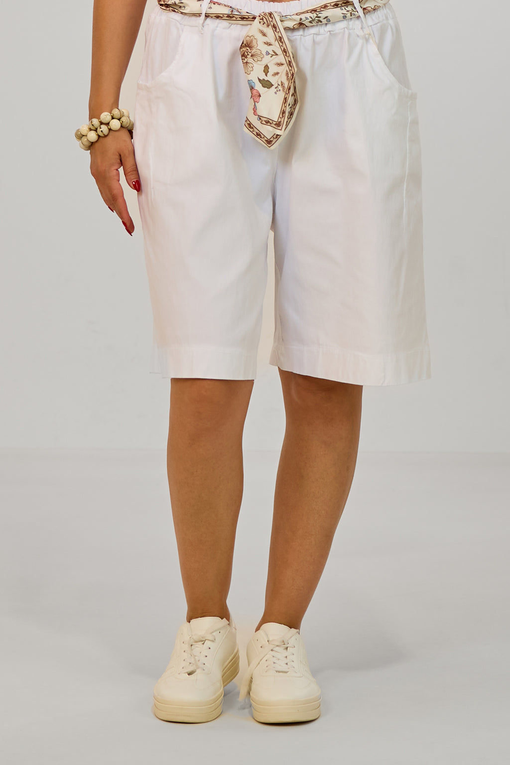 Shorts mit geblümtem Stoffgürtel, weiß