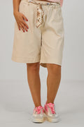 Shorts mit geblümtem Stoffgürtel, beige
