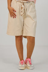 Shorts mit geblümtem Stoffgürtel, beige
