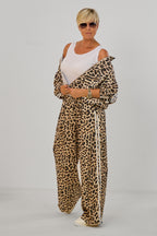 Weite Hose im Leo-Look mit seitlichen Streifen, leo
