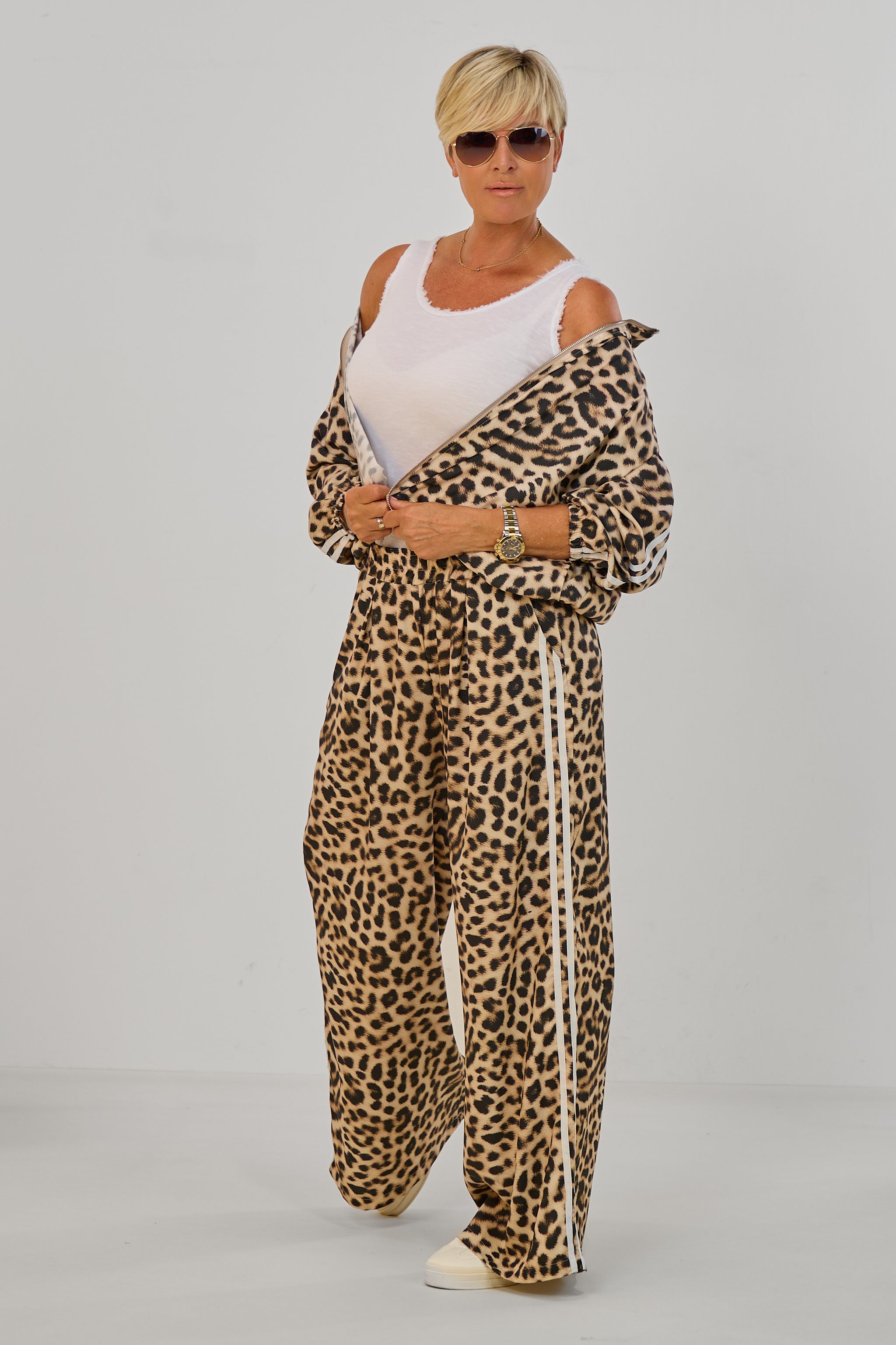 Weite Hose im Leo-Look mit seitlichen Streifen, leo