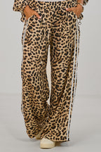 Weite Hose im Leo-Look mit seitlichen Streifen, leo