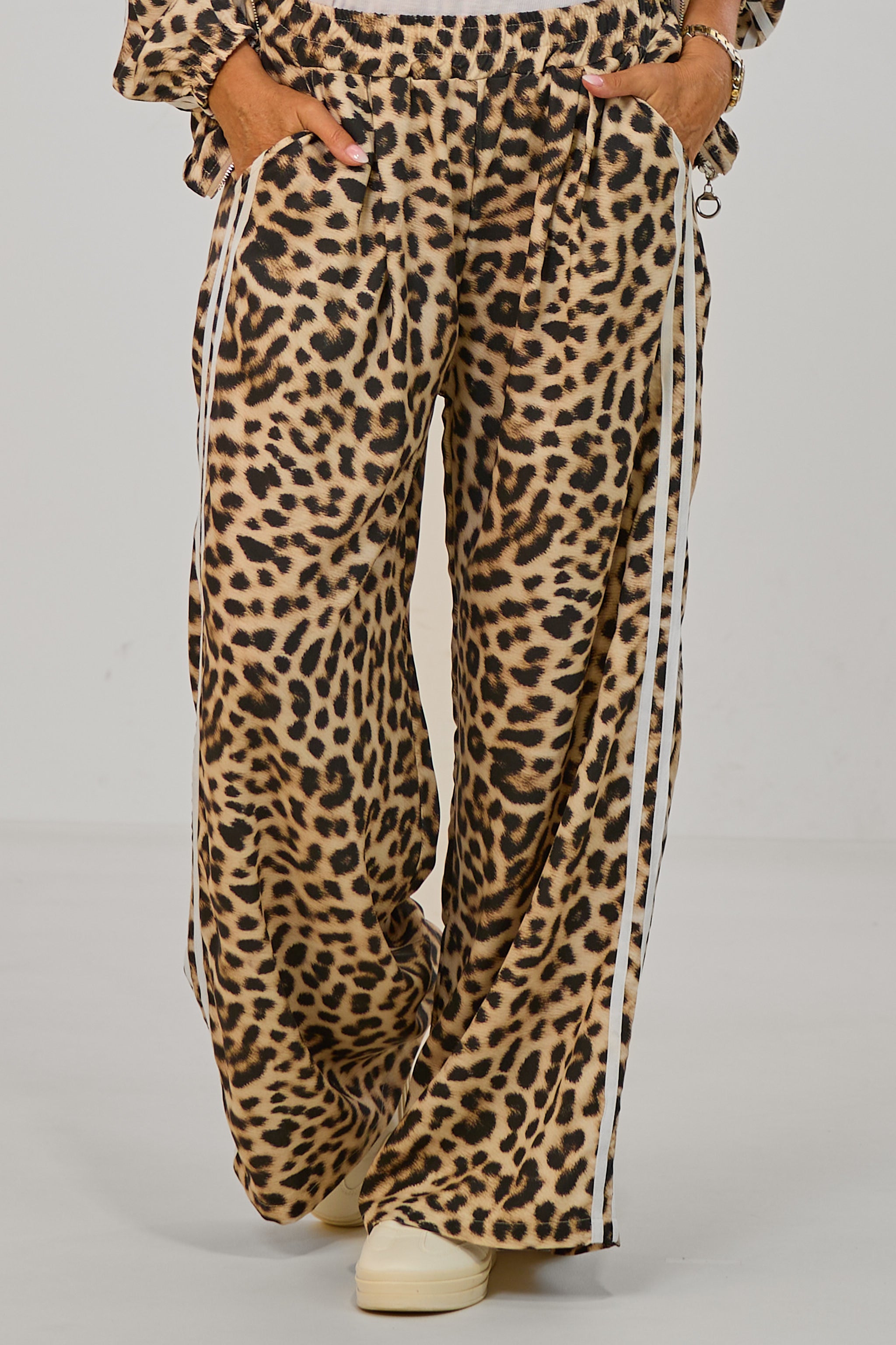 Weite Hose im Leo-Look mit seitlichen Streifen, leo