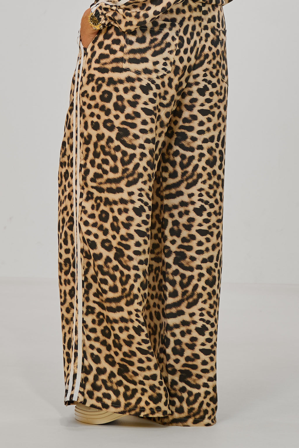 Weite Hose im Leo-Look mit seitlichen Streifen, leo
