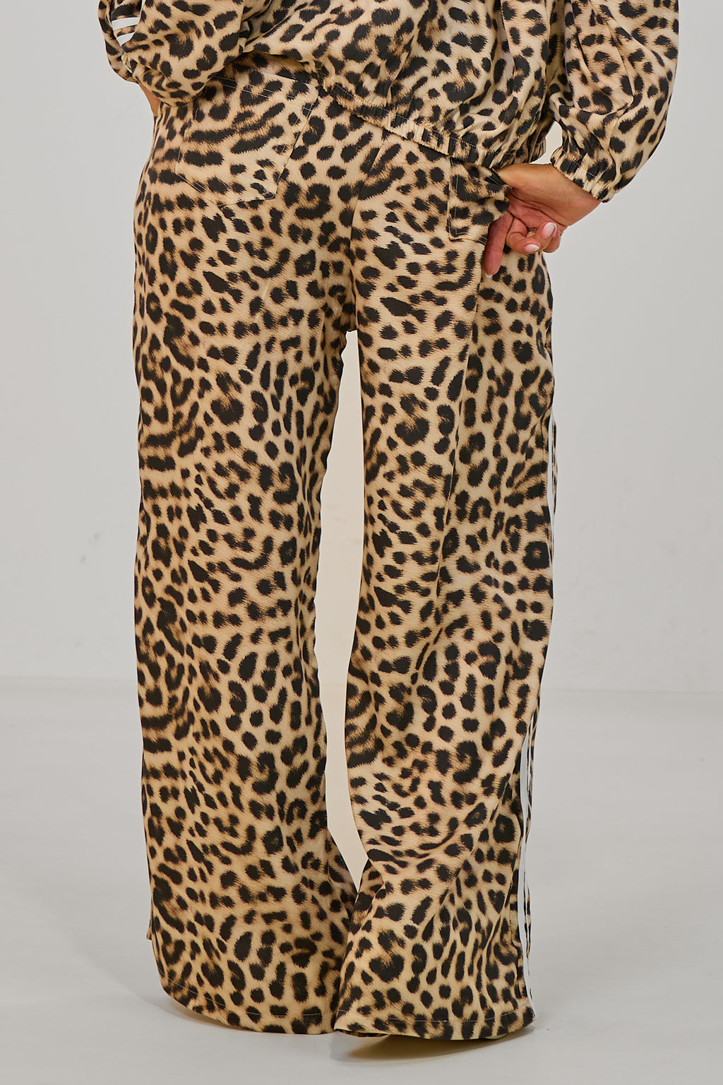 Weite Hose im Leo-Look mit seitlichen Streifen, leo