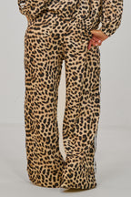 Weite Hose im Leo-Look mit seitlichen Streifen, leo
