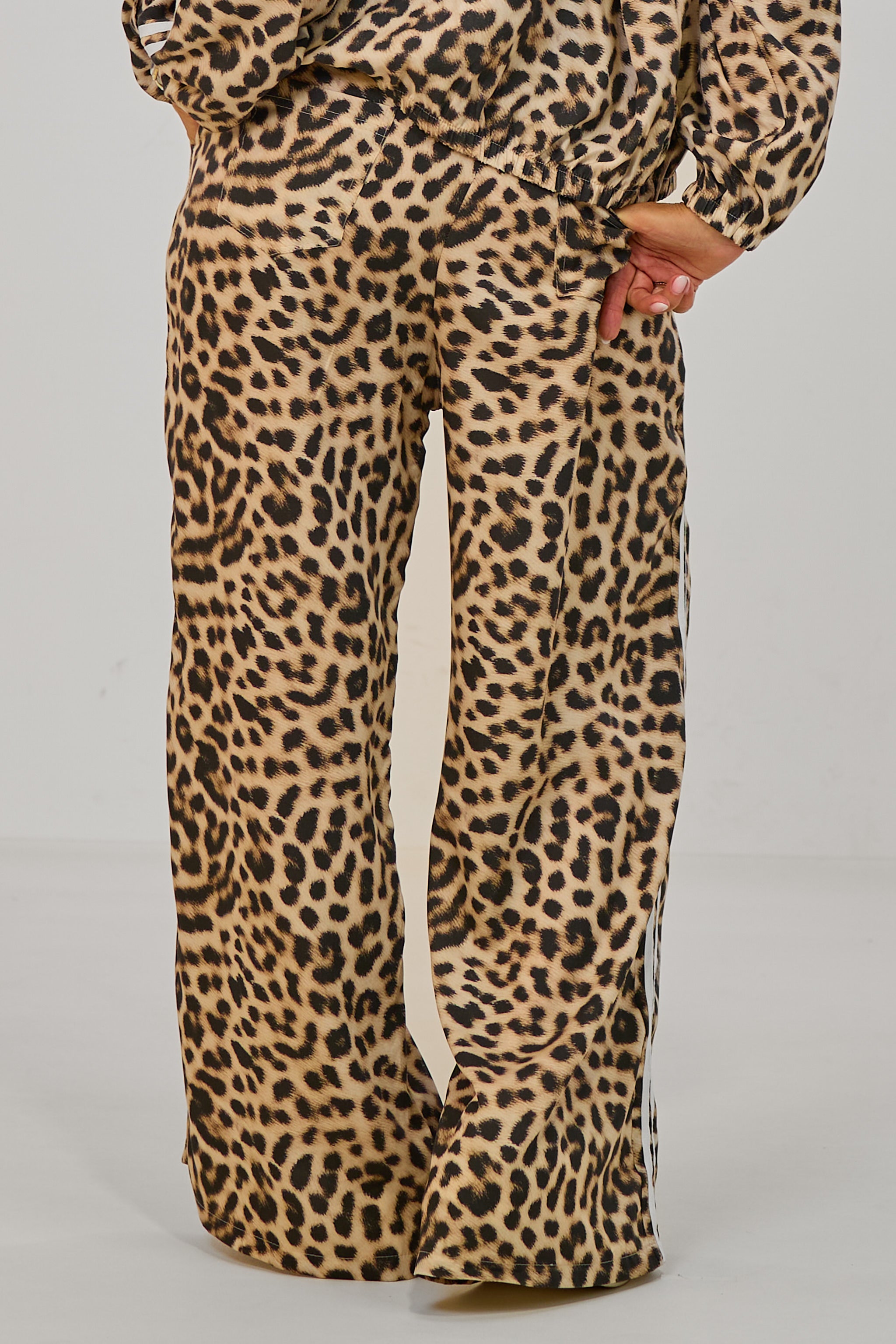 Weite Hose im Leo-Look mit seitlichen Streifen, leo