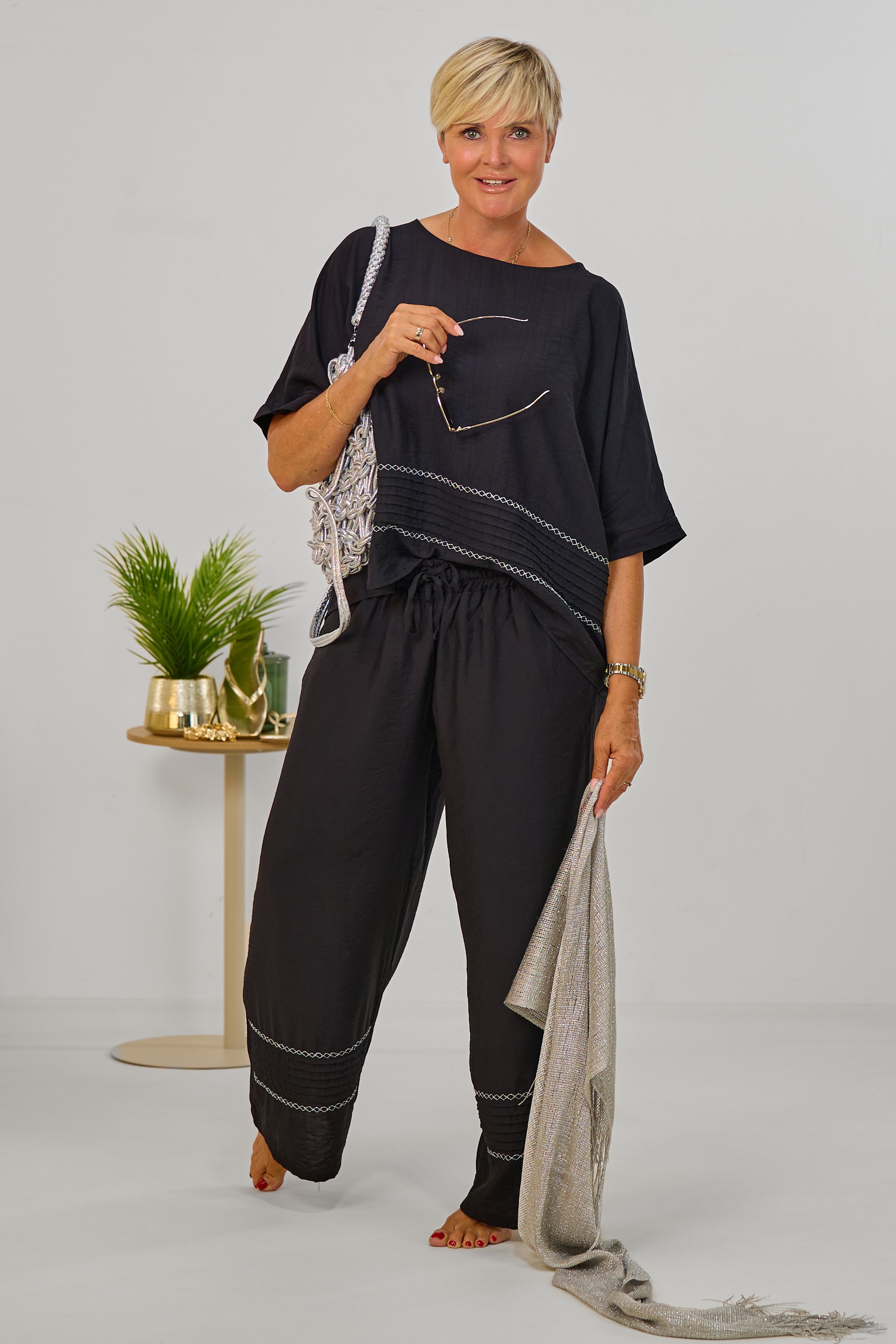 2-tlg. Set aus Blusenshirt und Hose, schwarz