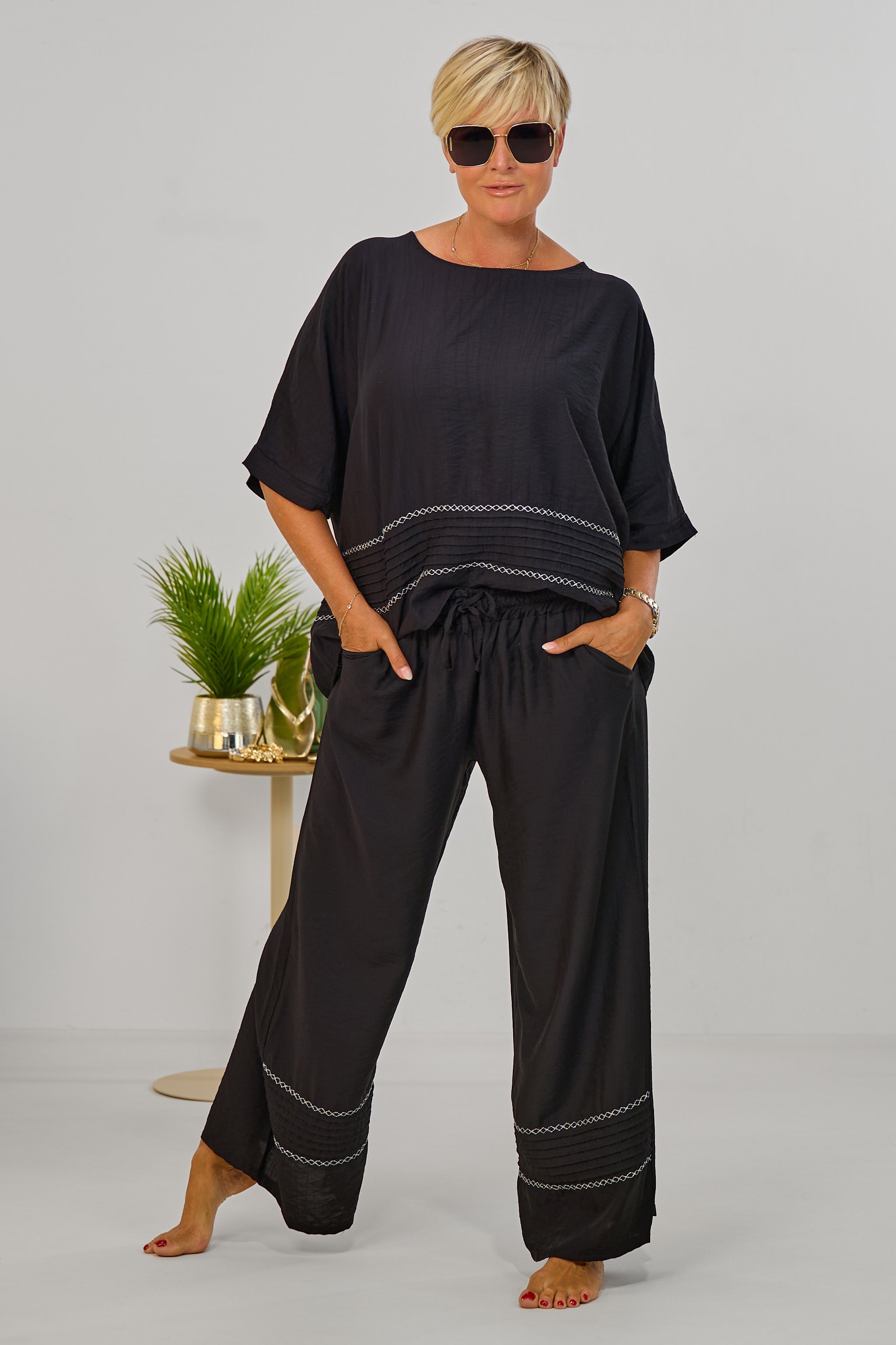 2-tlg. Set aus Blusenshirt und Hose, schwarz