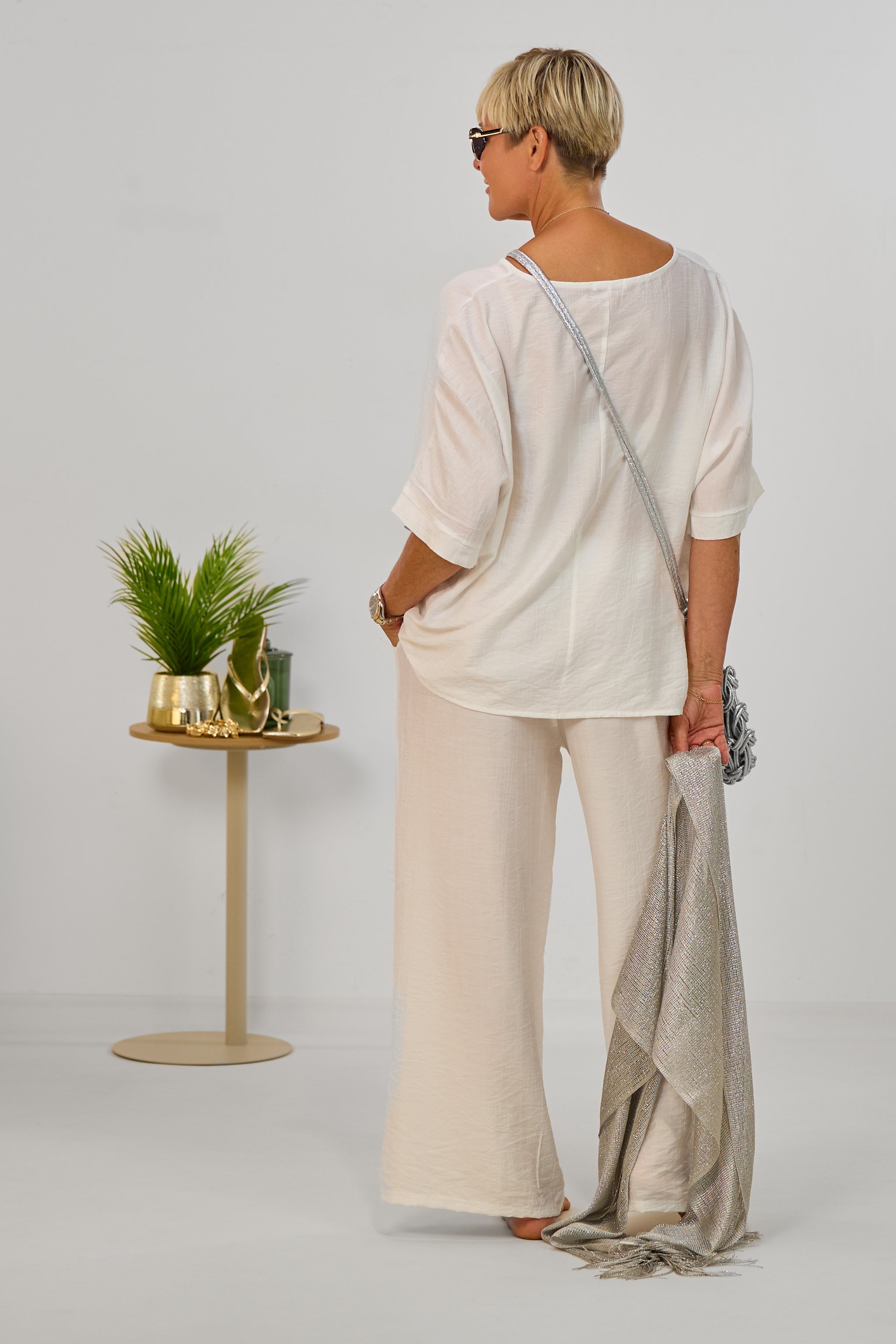 2-tlg. Set aus Blusenshirt und Hose, weiß