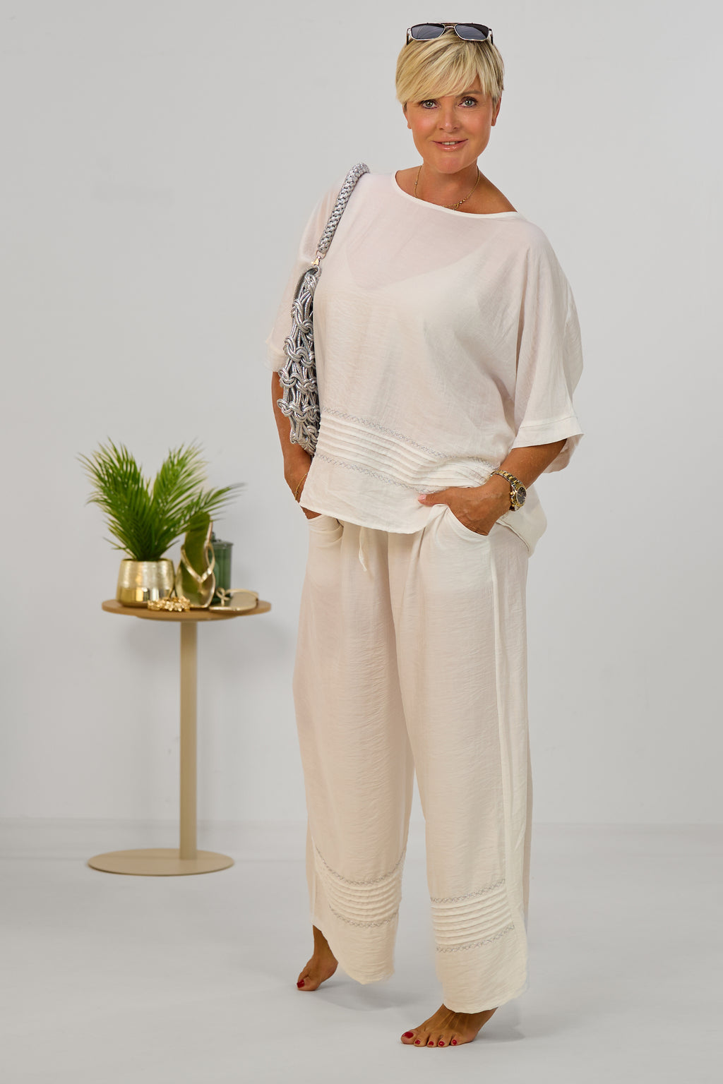 2-tlg. Set aus Blusenshirt und Hose, weiß