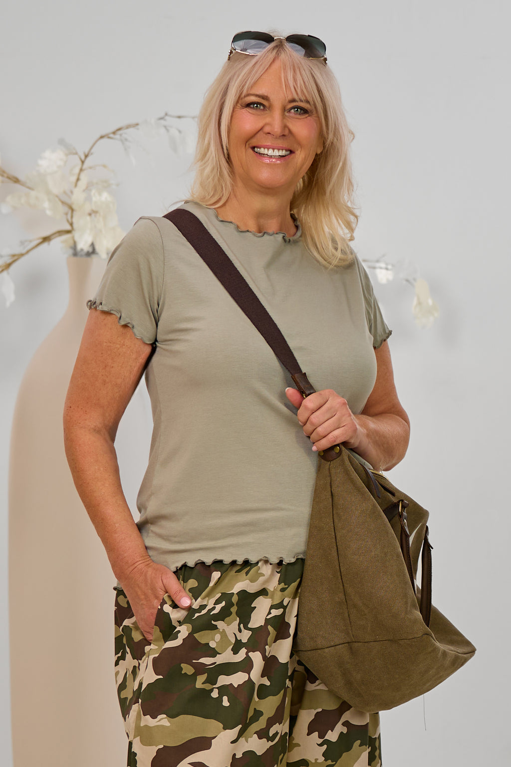 Basic Shirt mit leicht gewellten Abschlüssen - groß, taupe