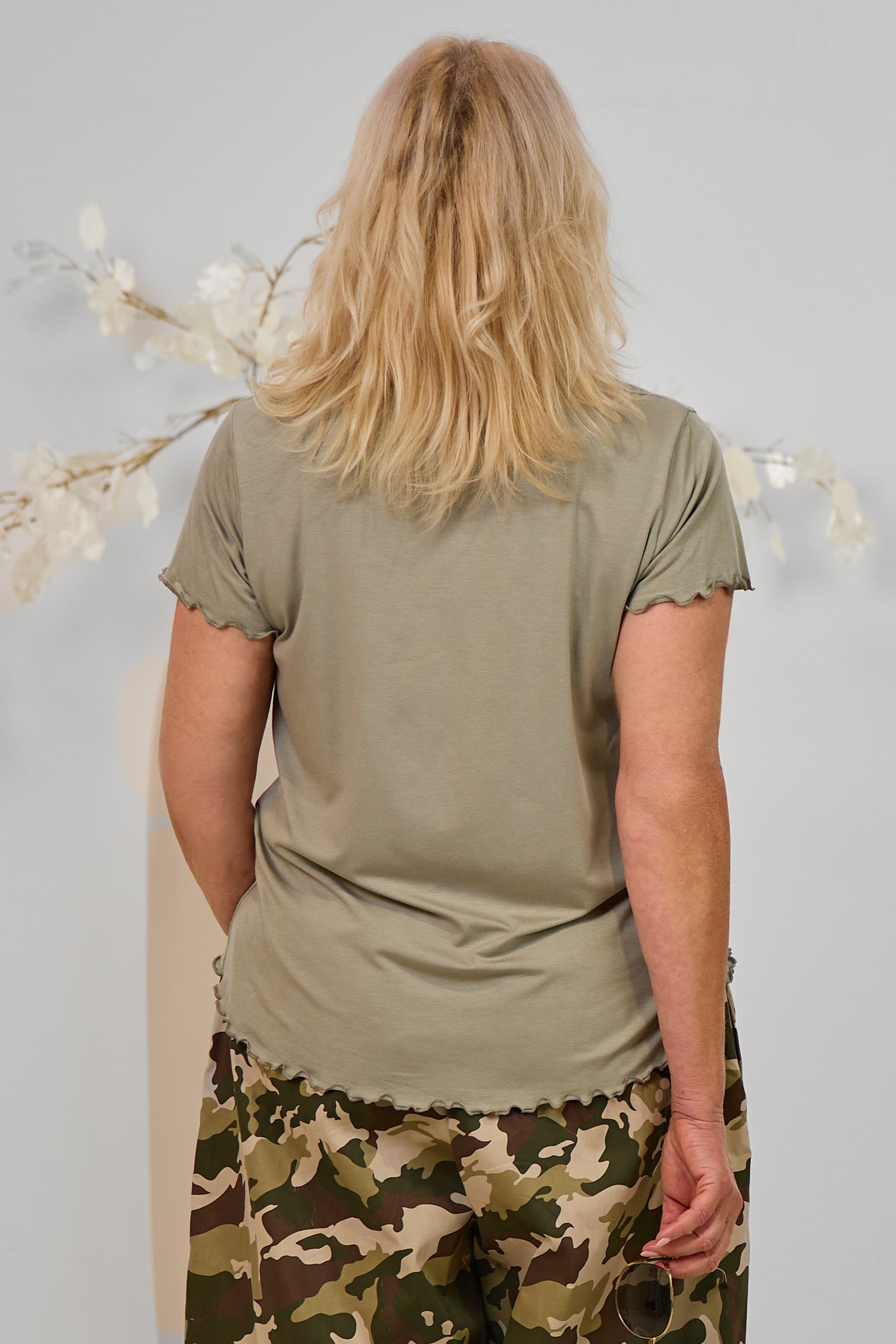 Basic Shirt mit leicht gewellten Abschlüssen - groß, taupe