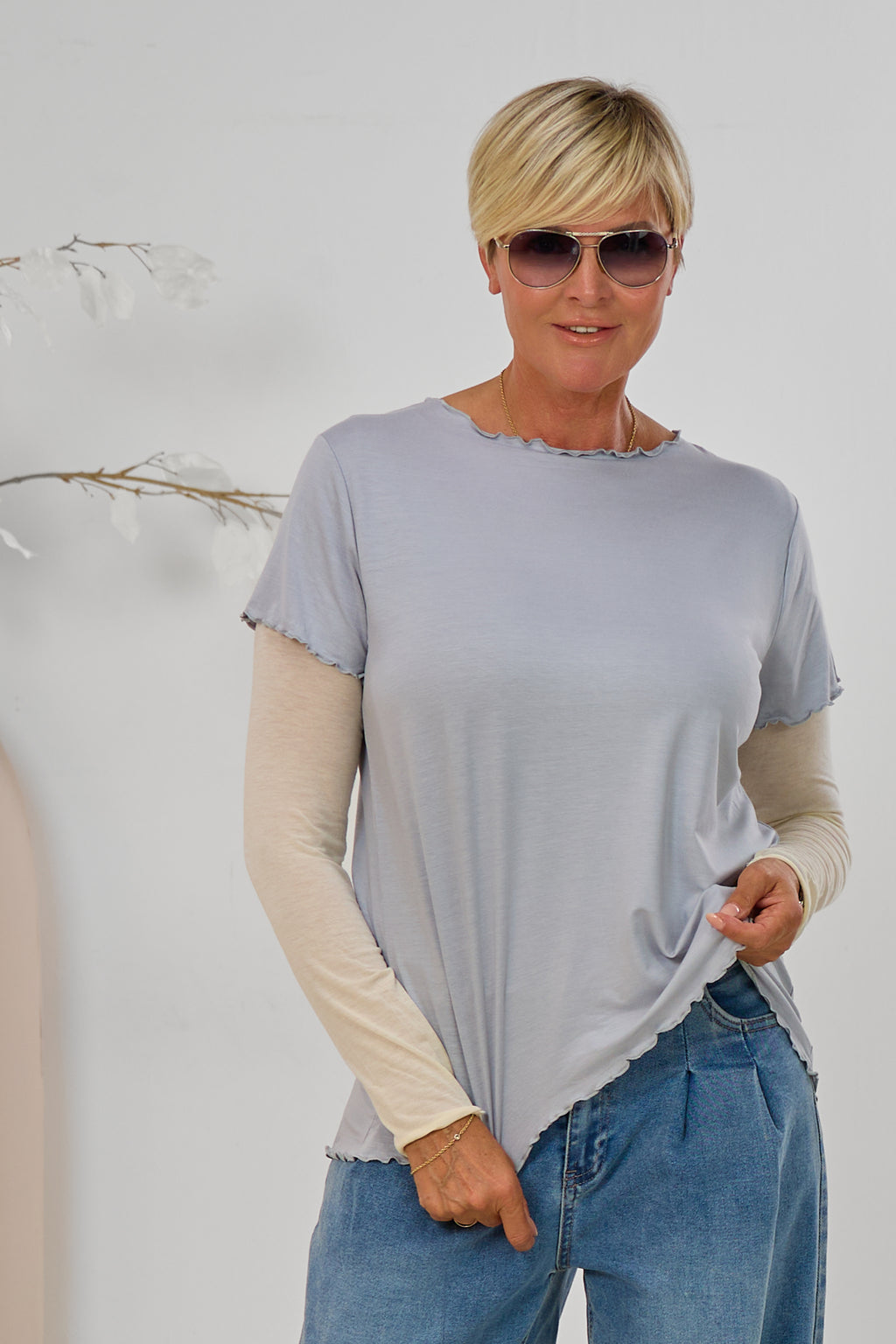 Basic Shirt mit leicht gewellten Abschlüssen - groß, hellgrau