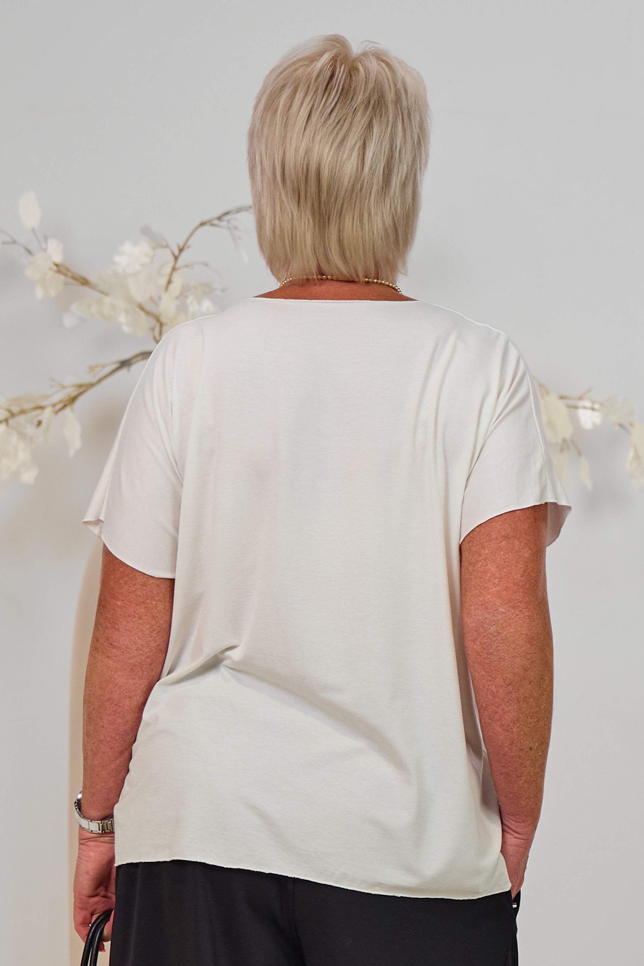 Kurzarm Basic Shirt mit V-Ausschnitt, ecru