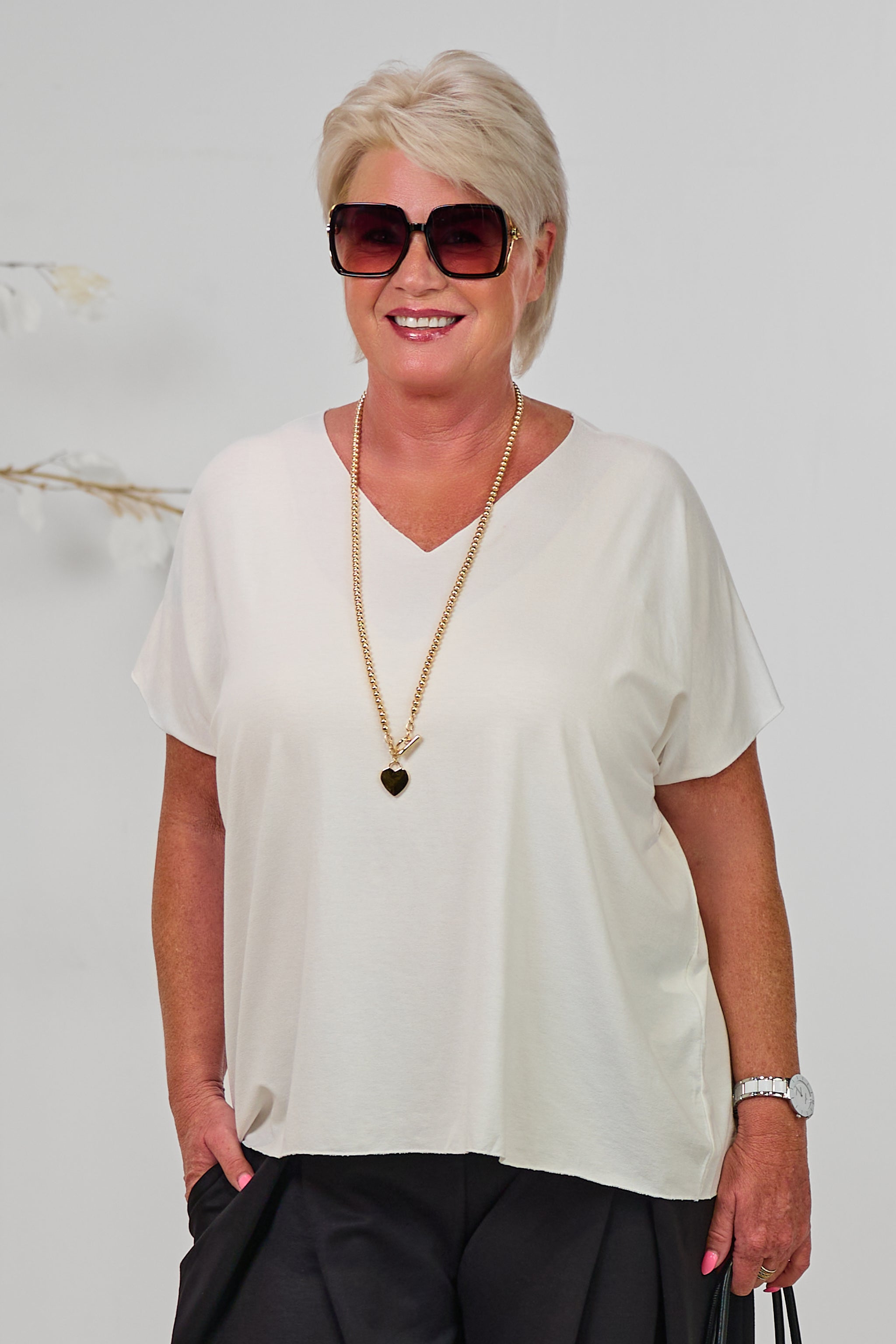 Kurzarm Basic Shirt mit V-Ausschnitt, ecru