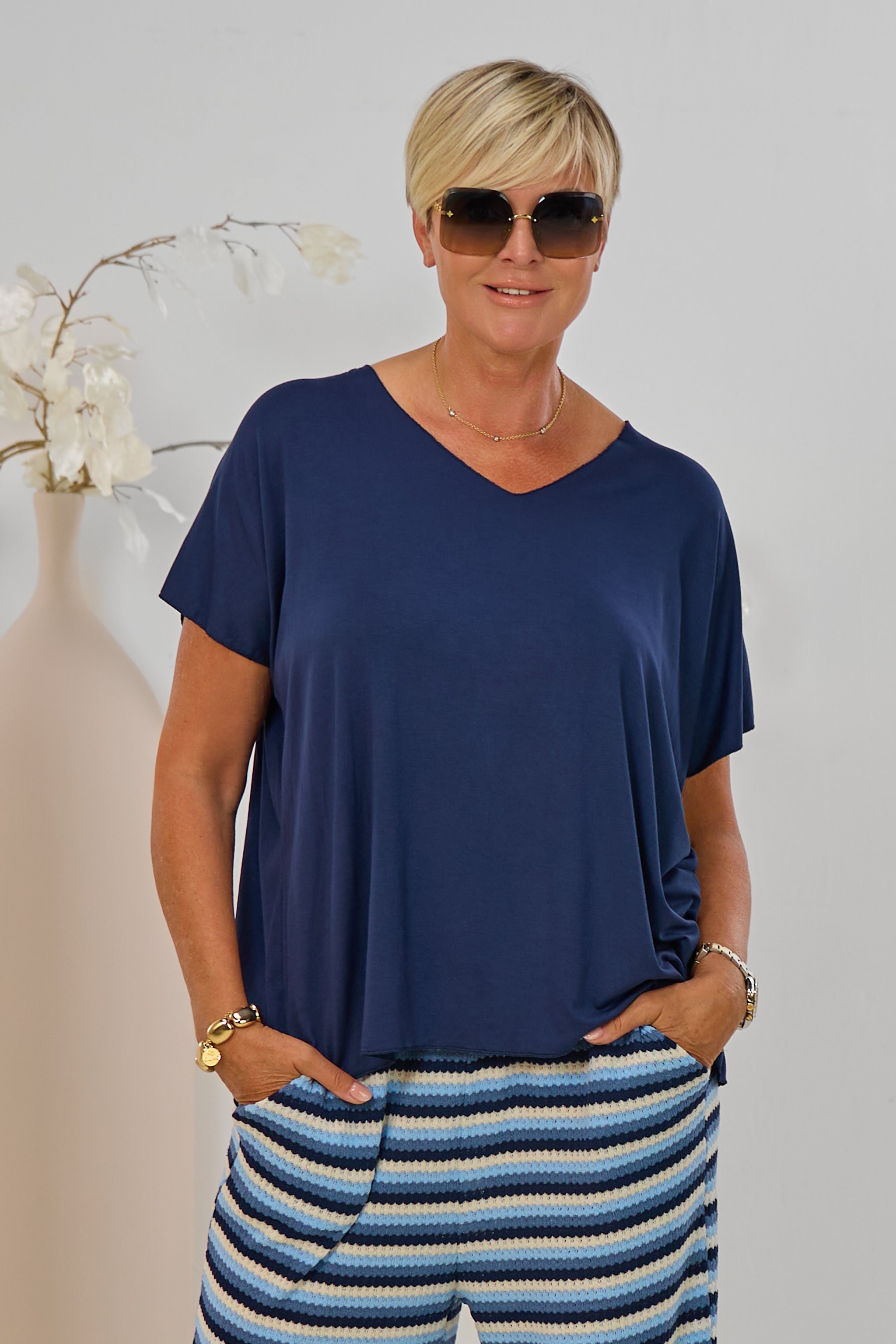 Kurzarm Basic Shirt mit V-Ausschnitt, marineblau