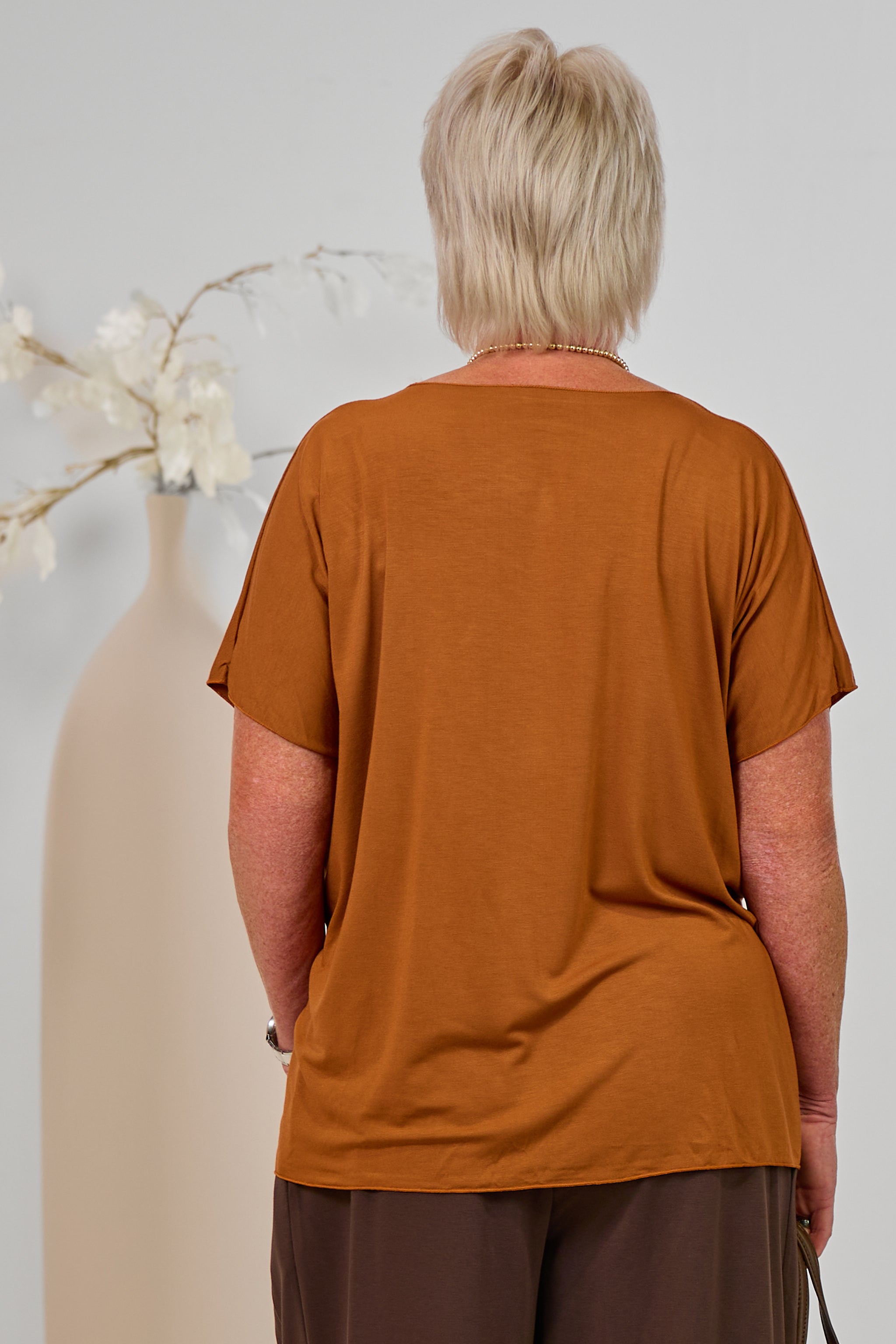 Kurzarm Basic Shirt mit V-Ausschnitt, rostbraun