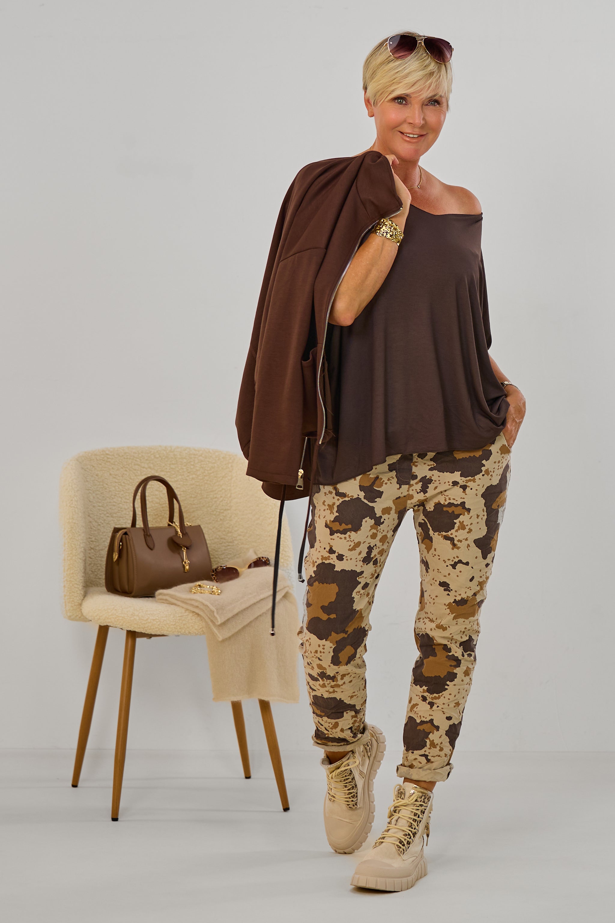 Kurzarm Basic Shirt mit V-Ausschnitt, braun