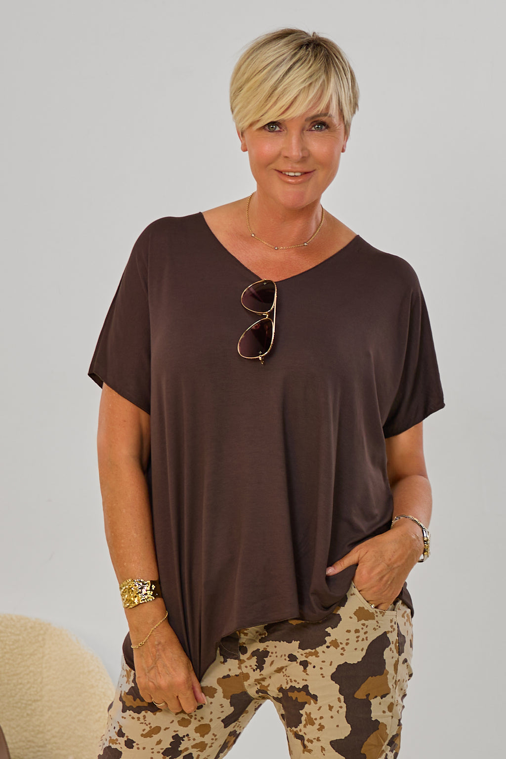 Kurzarm Basic Shirt mit V-Ausschnitt, braun