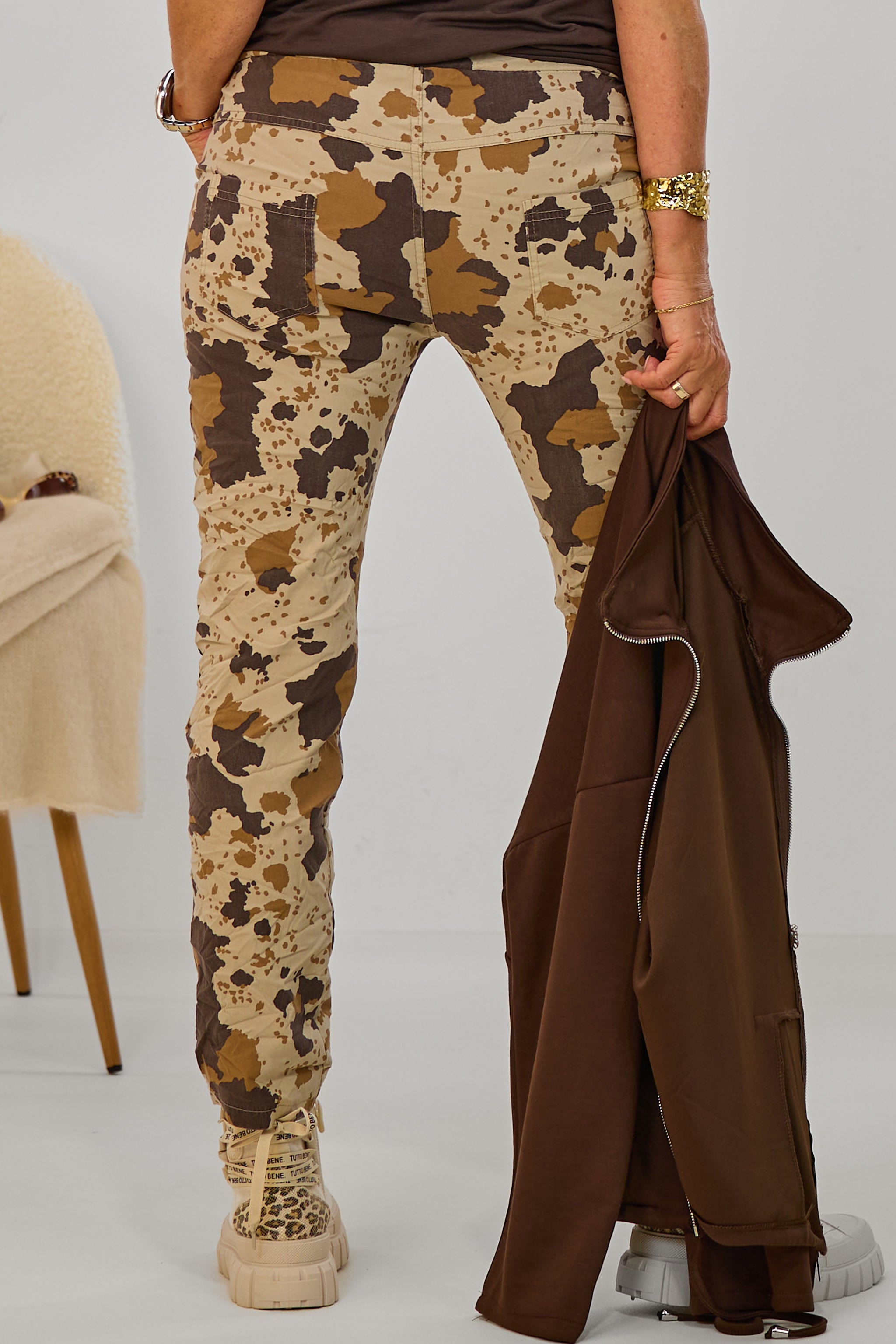 Hose mit elastischem Bund im Knitterlook, stein-animal