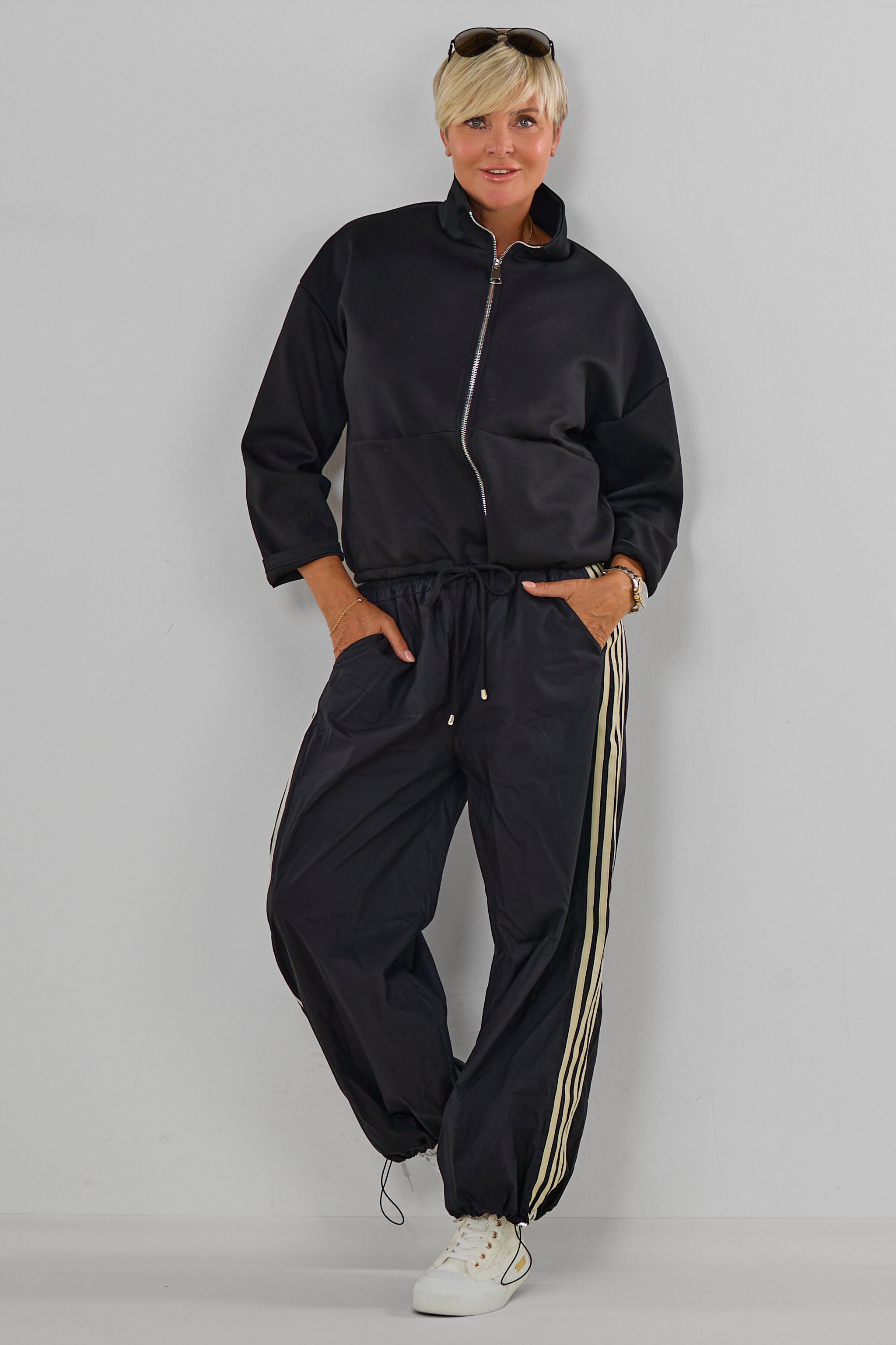 sportliche Hose mit seitlichen Streifen, schwarz