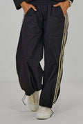 sportliche Hose mit seitlichen Streifen, schwarz