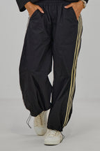 sportliche Hose mit seitlichen Streifen, schwarz