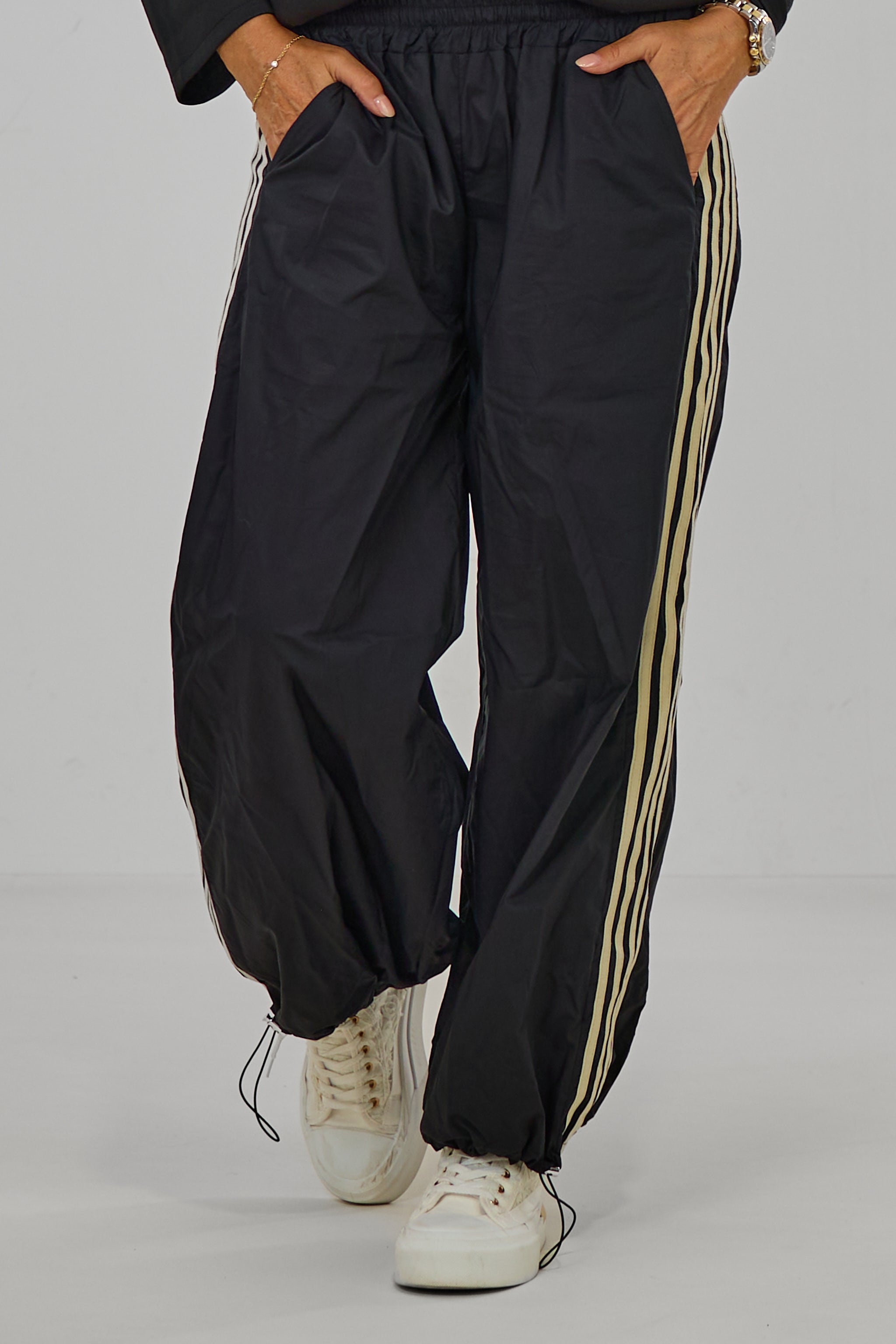 sportliche Hose mit seitlichen Streifen, schwarz