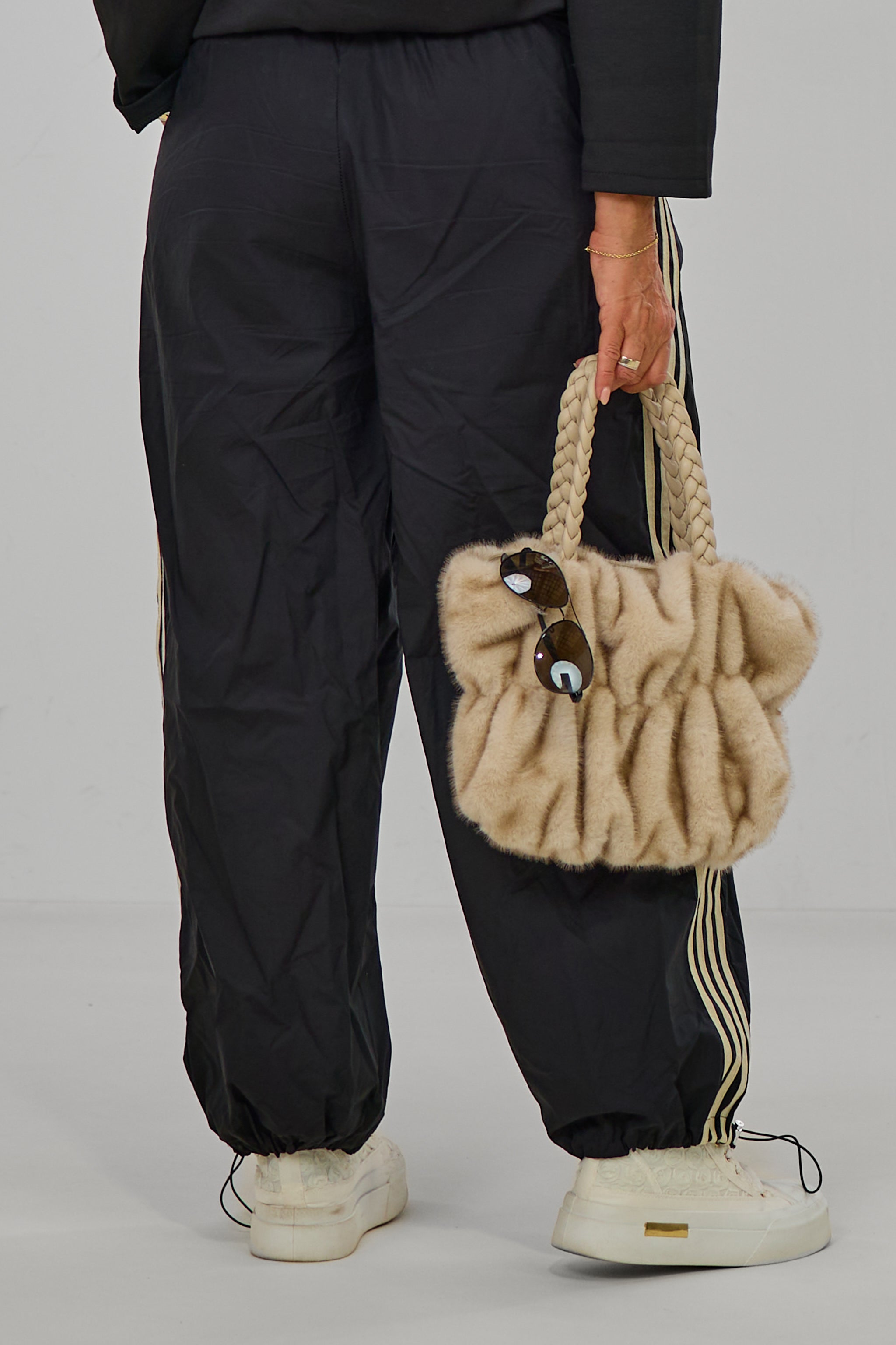 sportliche Hose mit seitlichen Streifen, schwarz