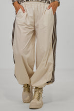 sportliche Hose mit seitlichen Streifen, creme