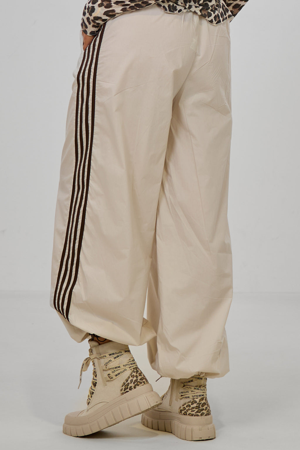 sportliche Hose mit seitlichen Streifen, creme