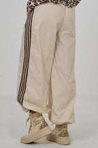sportliche Hose mit seitlichen Streifen, creme