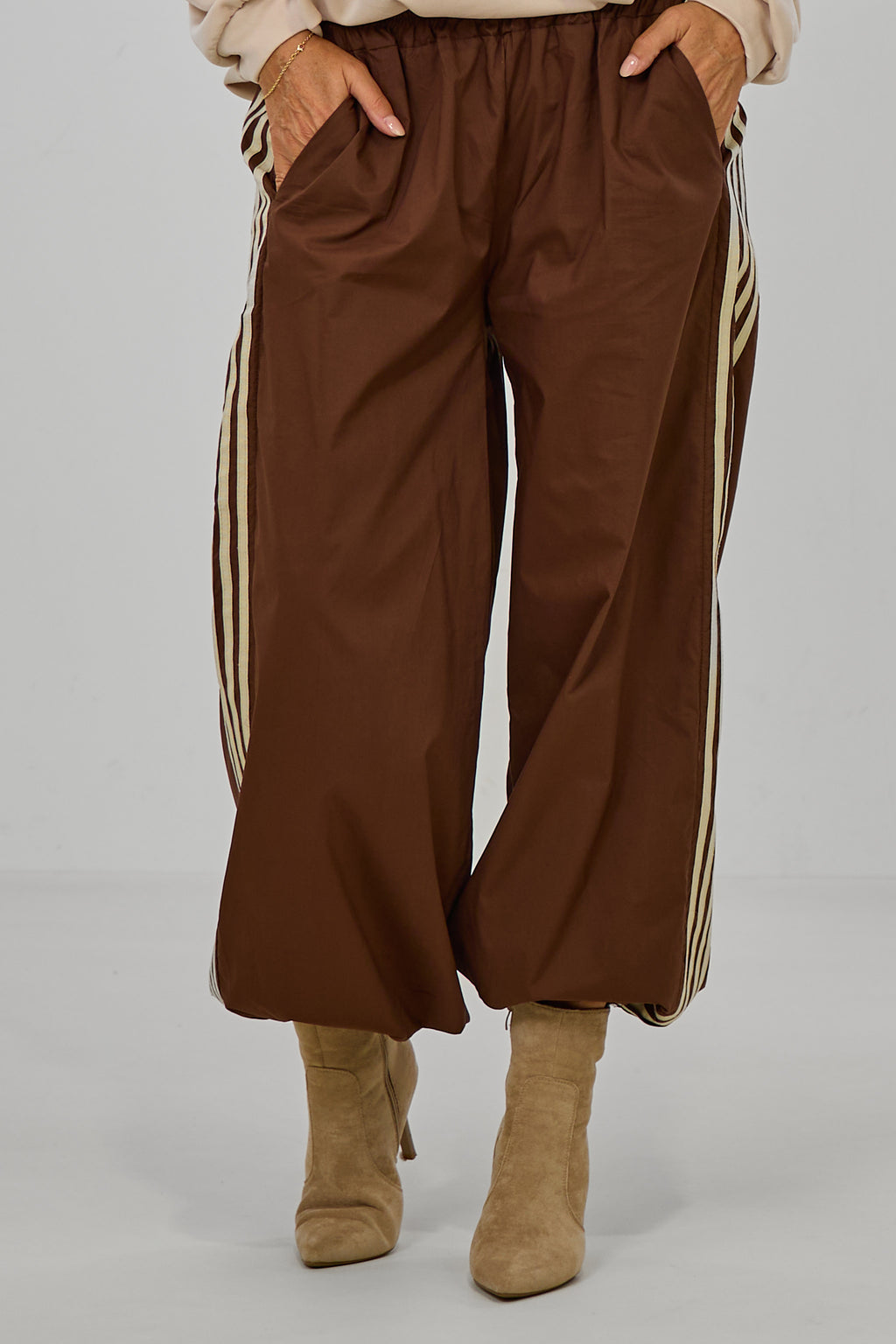 sportliche Hose mit seitlichen Streifen, braun
