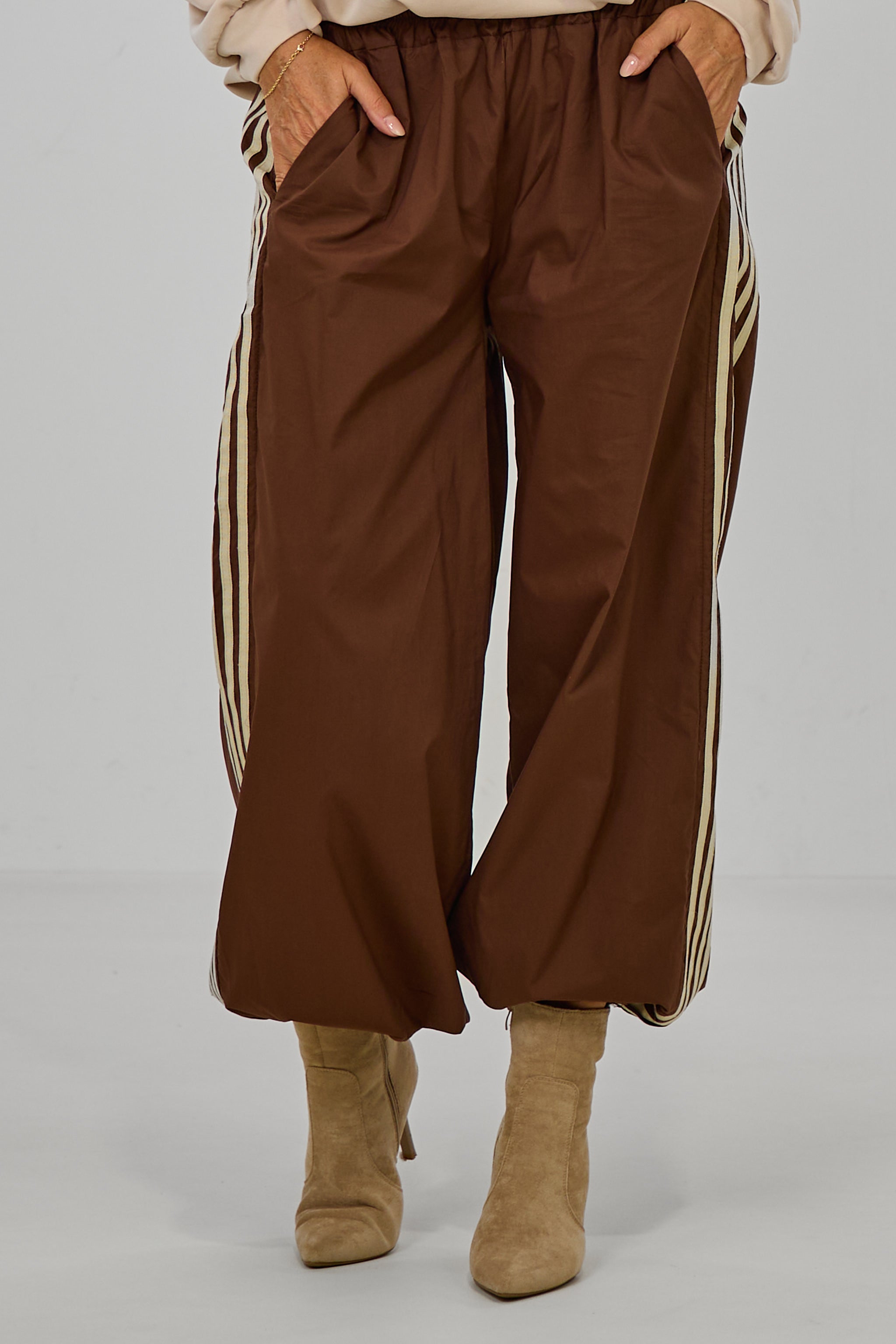 sportliche Hose mit seitlichen Streifen, braun