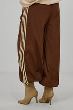 sportliche Hose mit seitlichen Streifen, braun