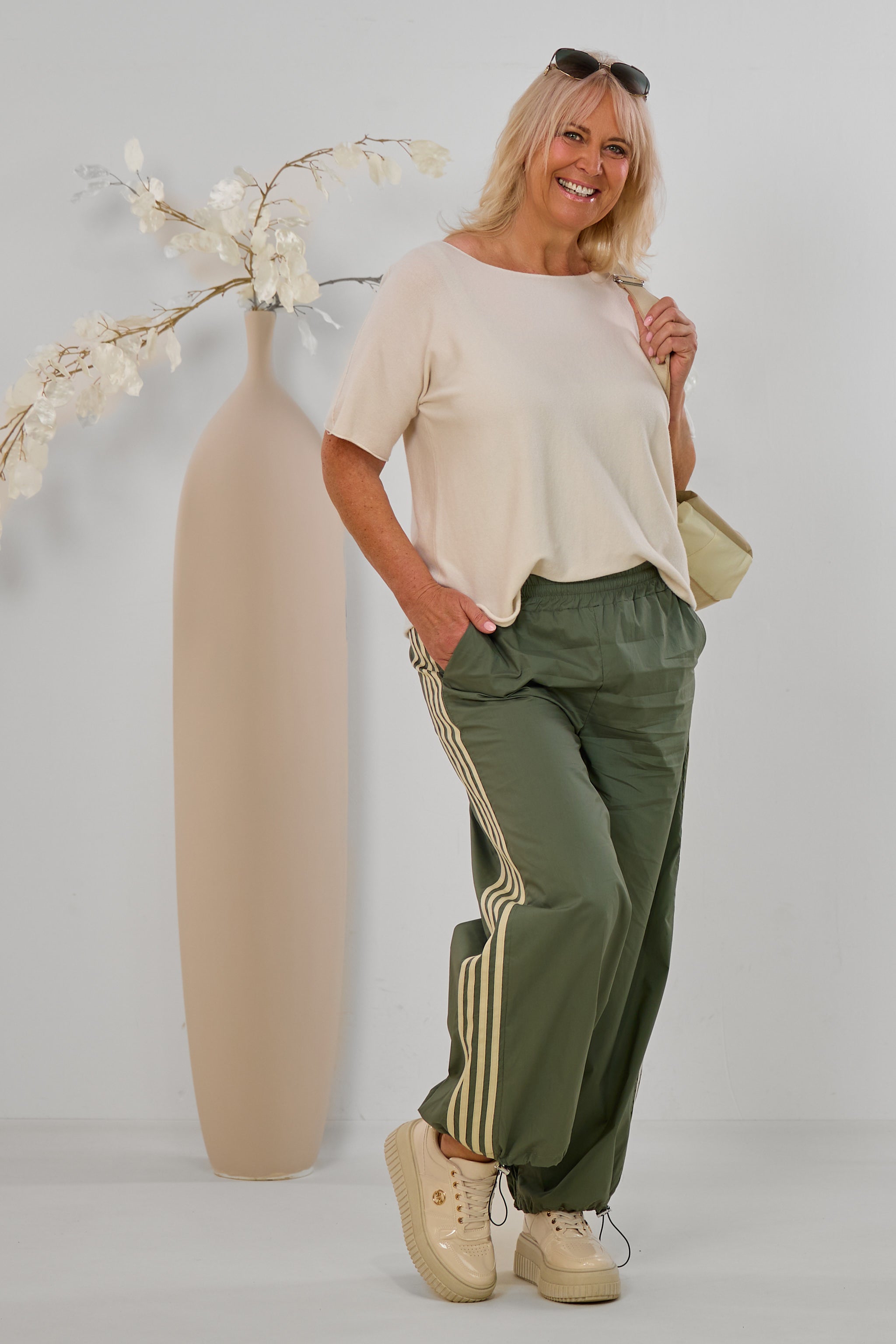 sportliche Hose mit seitlichen Streifen, khaki