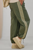 sportliche Hose mit seitlichen Streifen, khaki