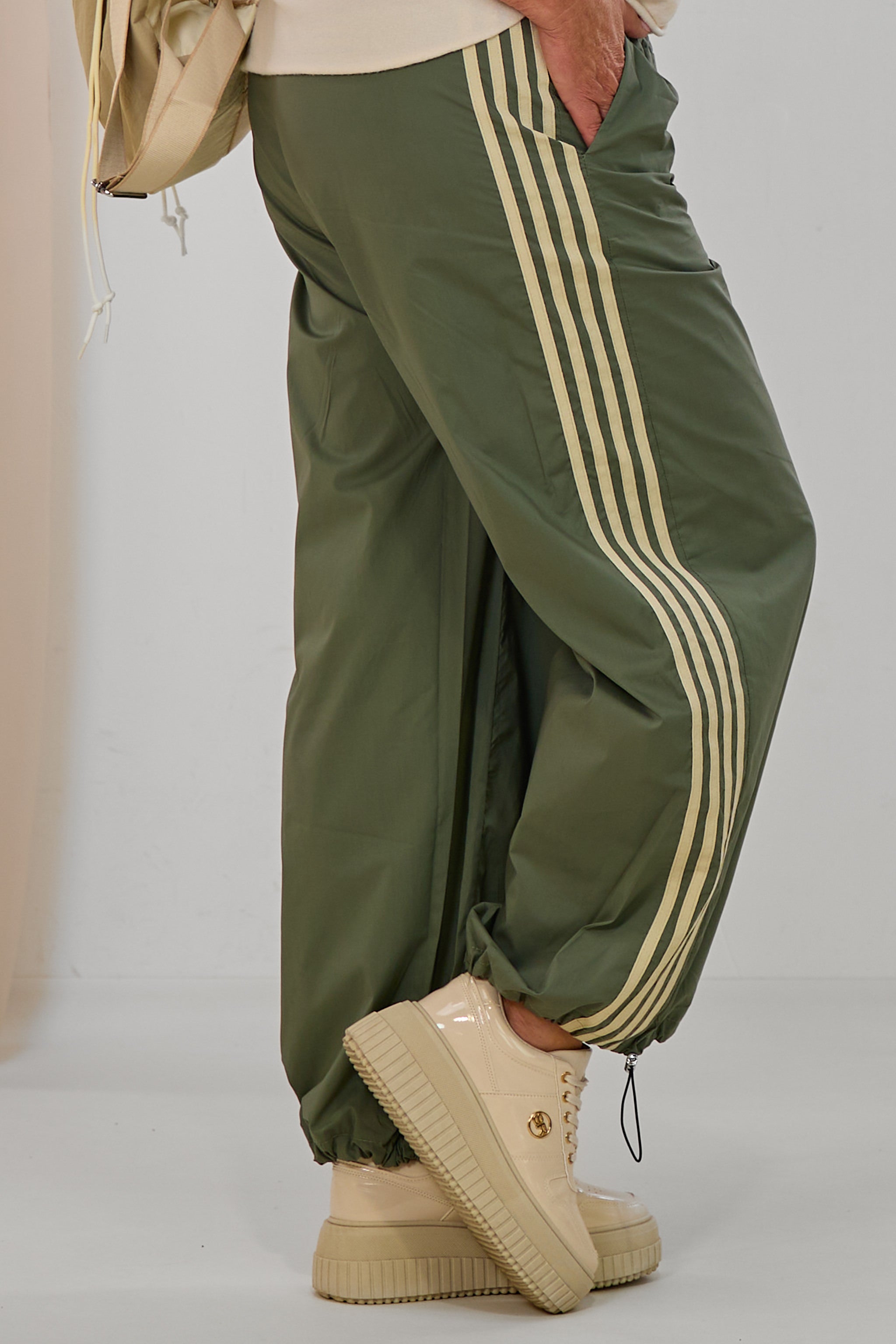 sportliche Hose mit seitlichen Streifen, khaki