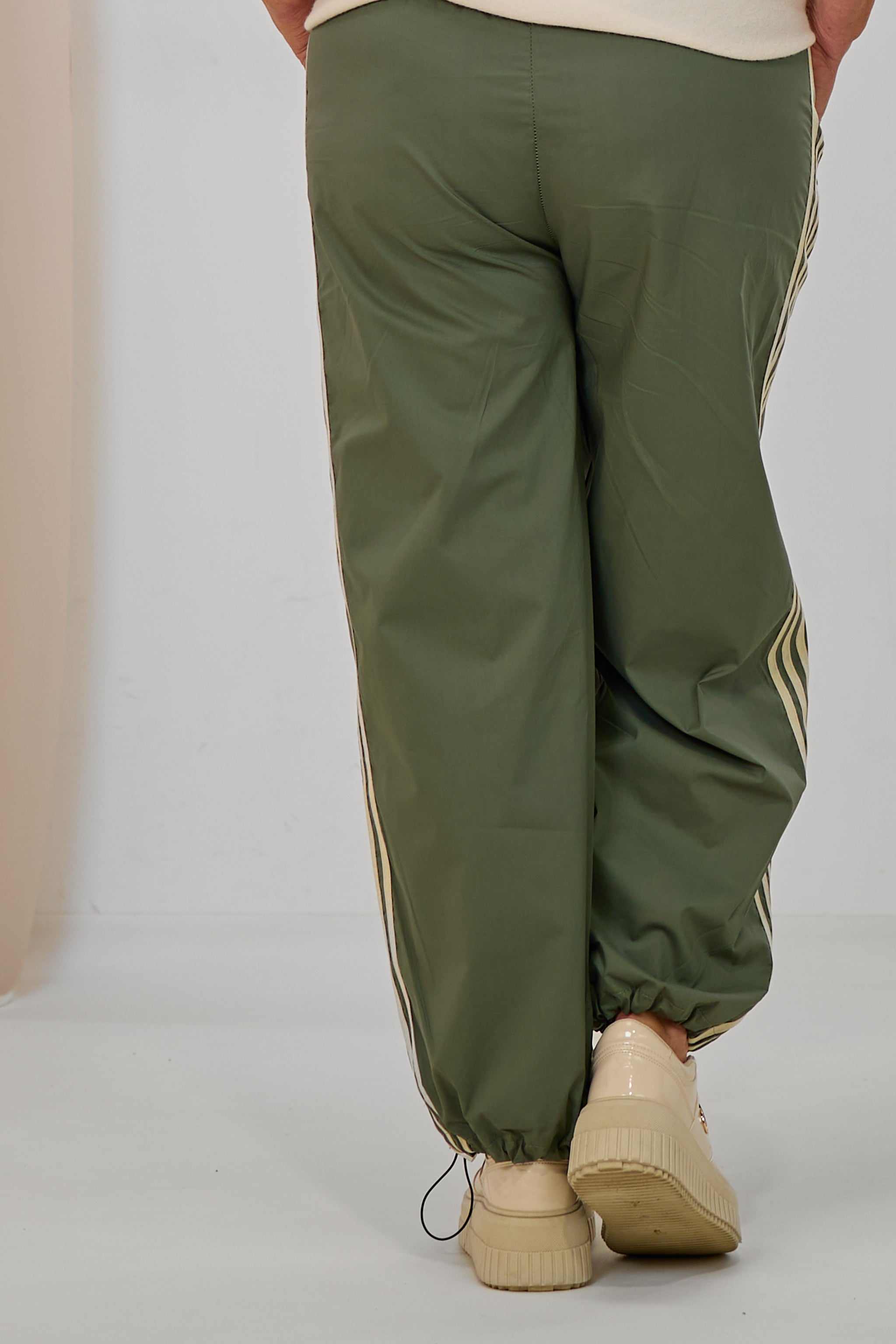 sportliche Hose mit seitlichen Streifen, khaki