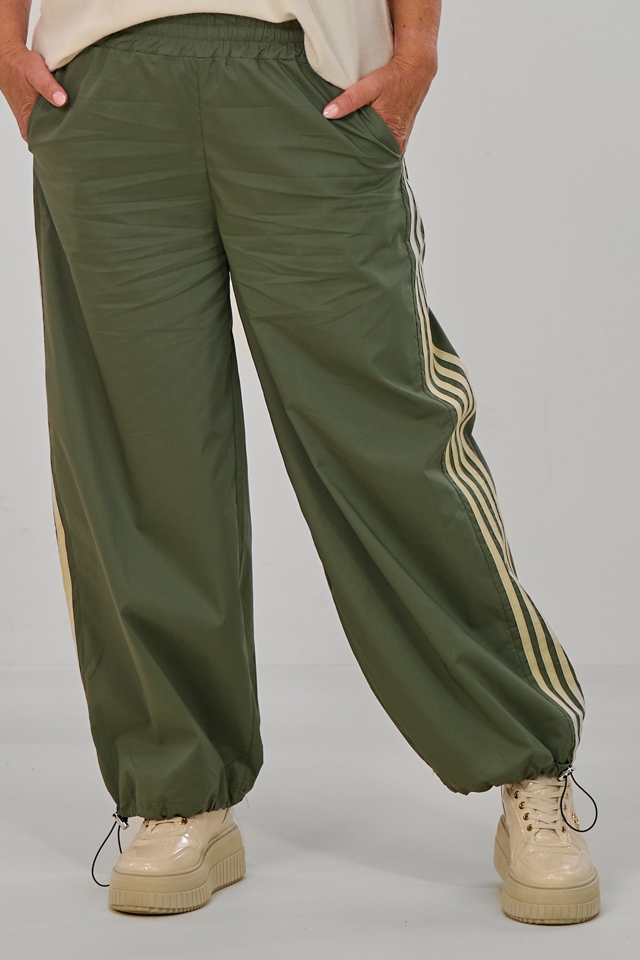 sportliche Hose mit seitlichen Streifen, khaki