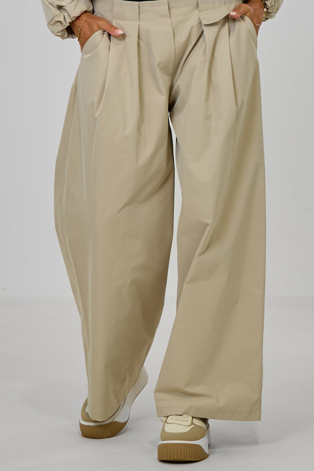 Hose mit breiten Falten am Bund, beige