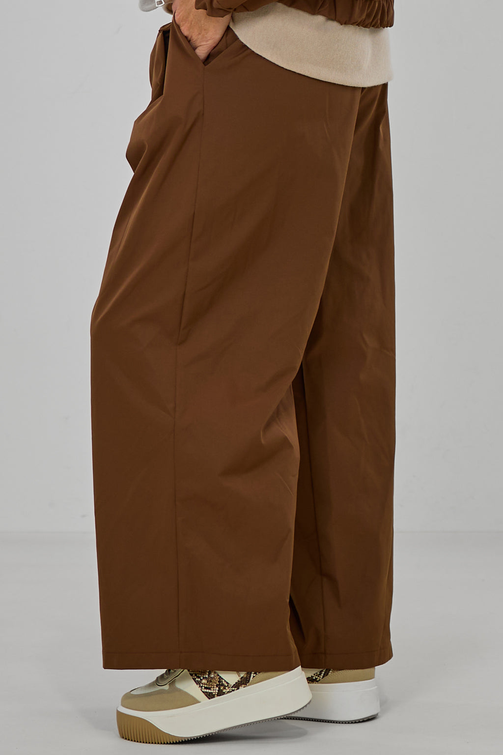  Hose mit breiten Falten am Bund, braun