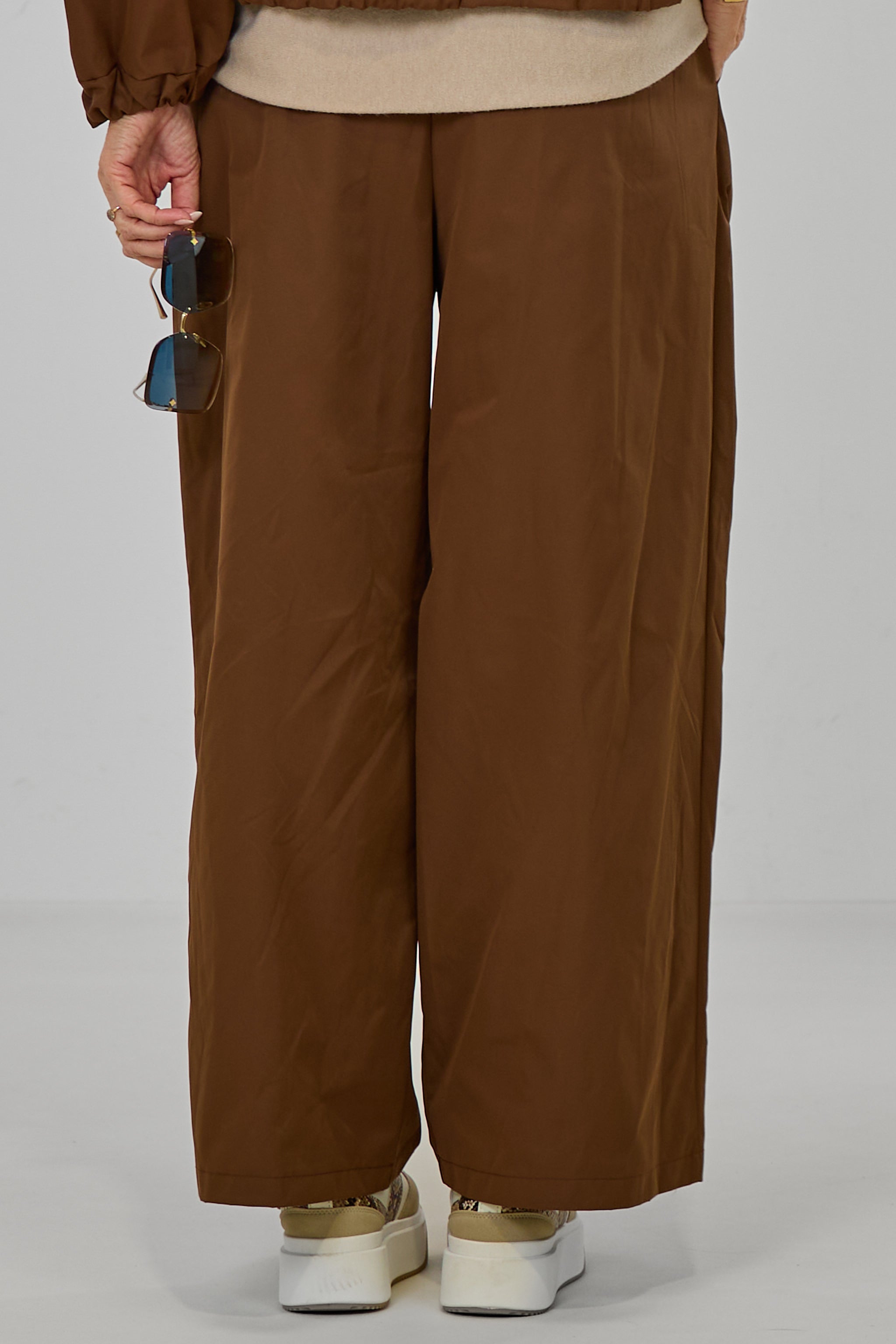 Hose mit breiten Falten am Bund, braun