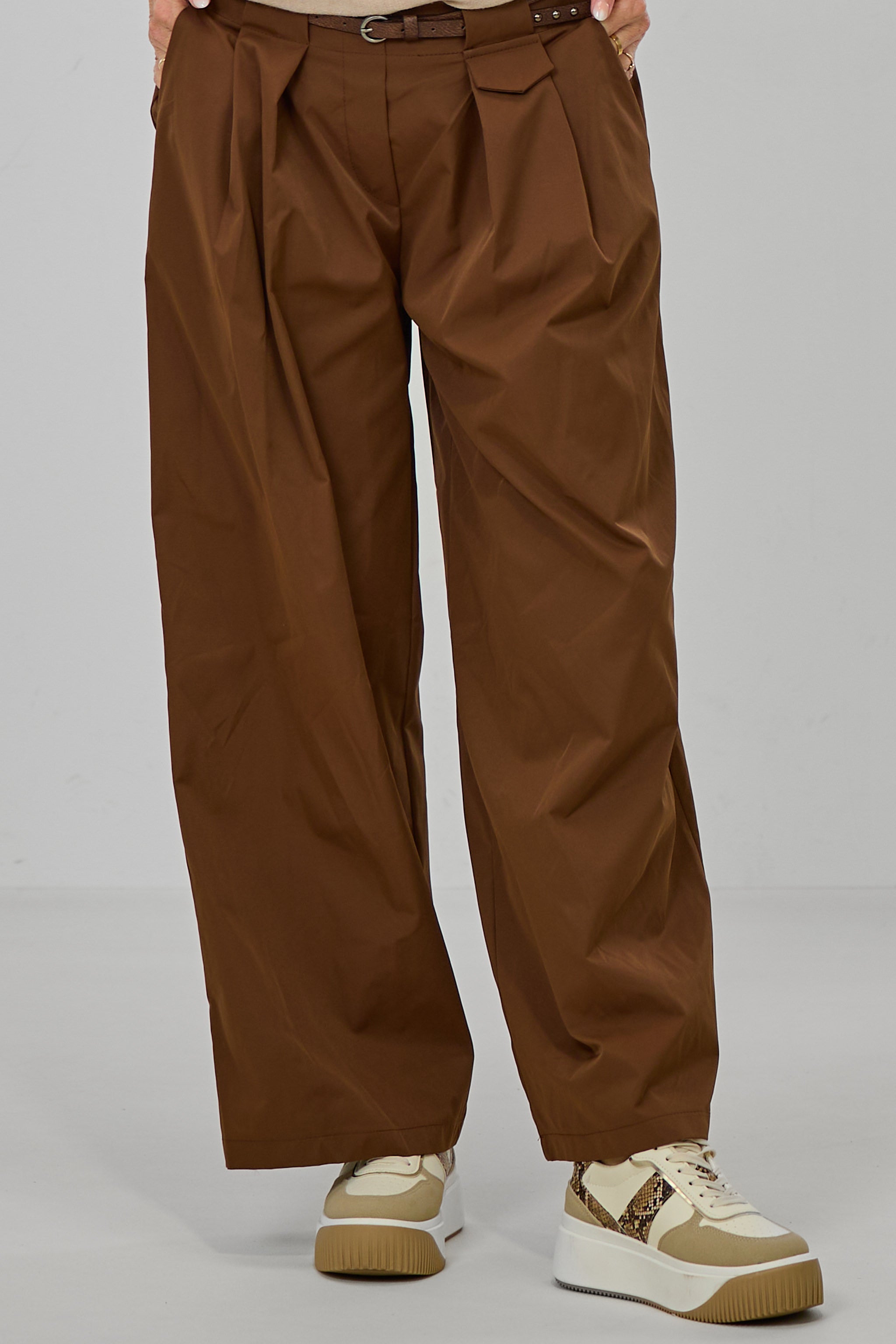 Hose mit breiten Falten am Bund, braun