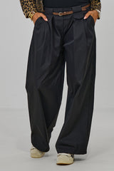 Pants with wide pleats at the waistband, black