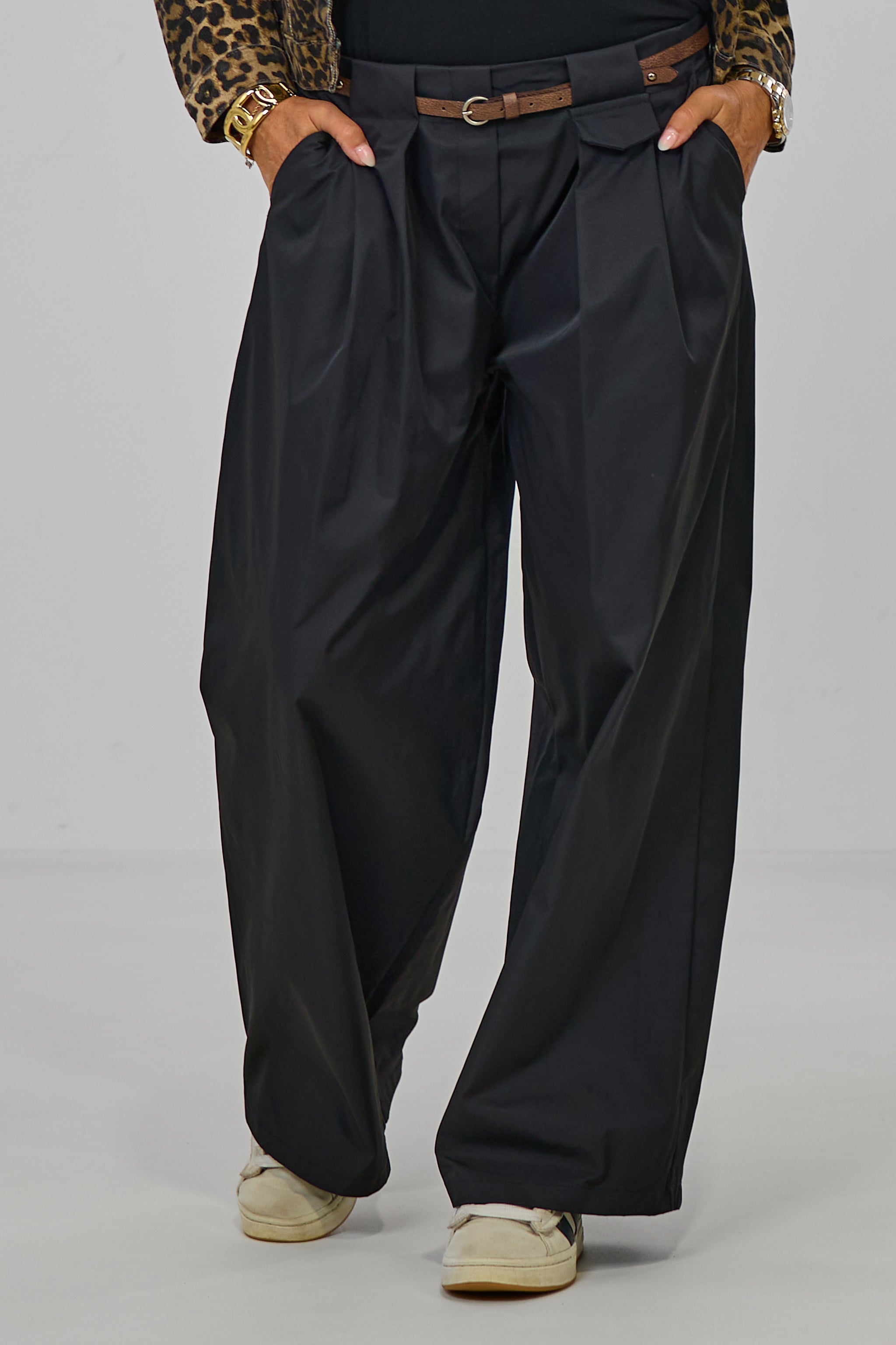 Hose mit breiten Falten am Bund, schwarz
