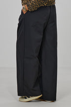 Hose mit breiten Falten am Bund, schwarz