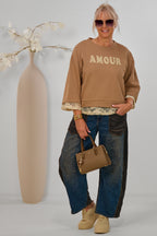 Sweaty mit AMOUR Flock und Spitze, camel